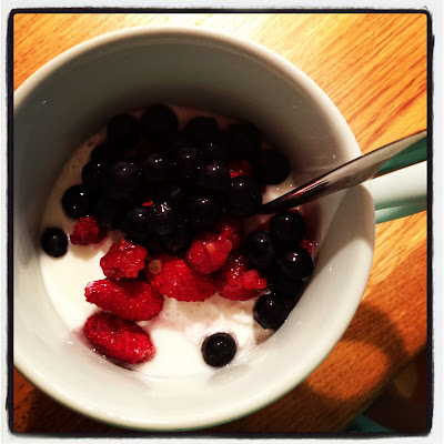 Blabar-med-smultron-och-hallon-i-en-kopp-med-naurell-yoghurt - Blåbär och lingon