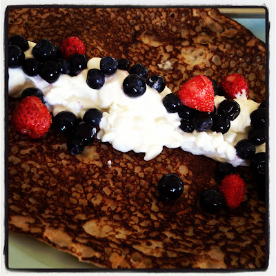 Blabar-pannkaka-med-blabar-och-smultron - Blåbär och lingon