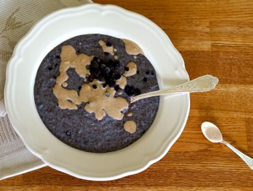 Blåbarsgröt med jordnötssås