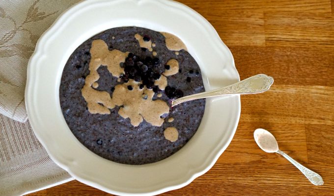 Blåbarsgröt med jordnötssås