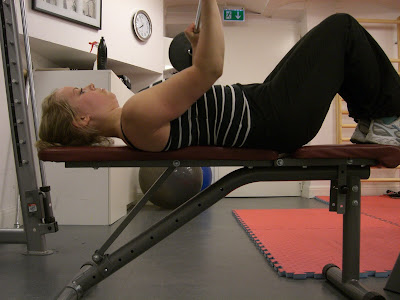 CIMG8285 - Tricepspress mot magen / Bänkpress smalt grepp - tips på styrkeövning