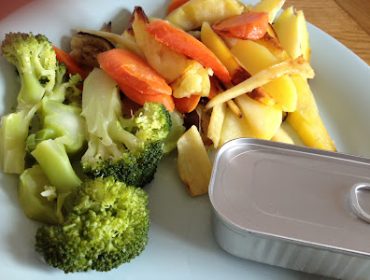 Kokt-broccoli-med-makrill-och-ugnsrostad-potatis-och-rotfrukter