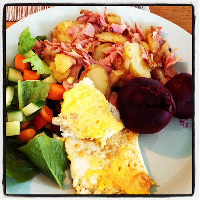 Pyttipanna-med-rodbetor - Trädgårdsmat och kantarellfråga