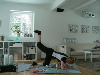 Traning-med-bebis-rumplyft - Träning med bebis