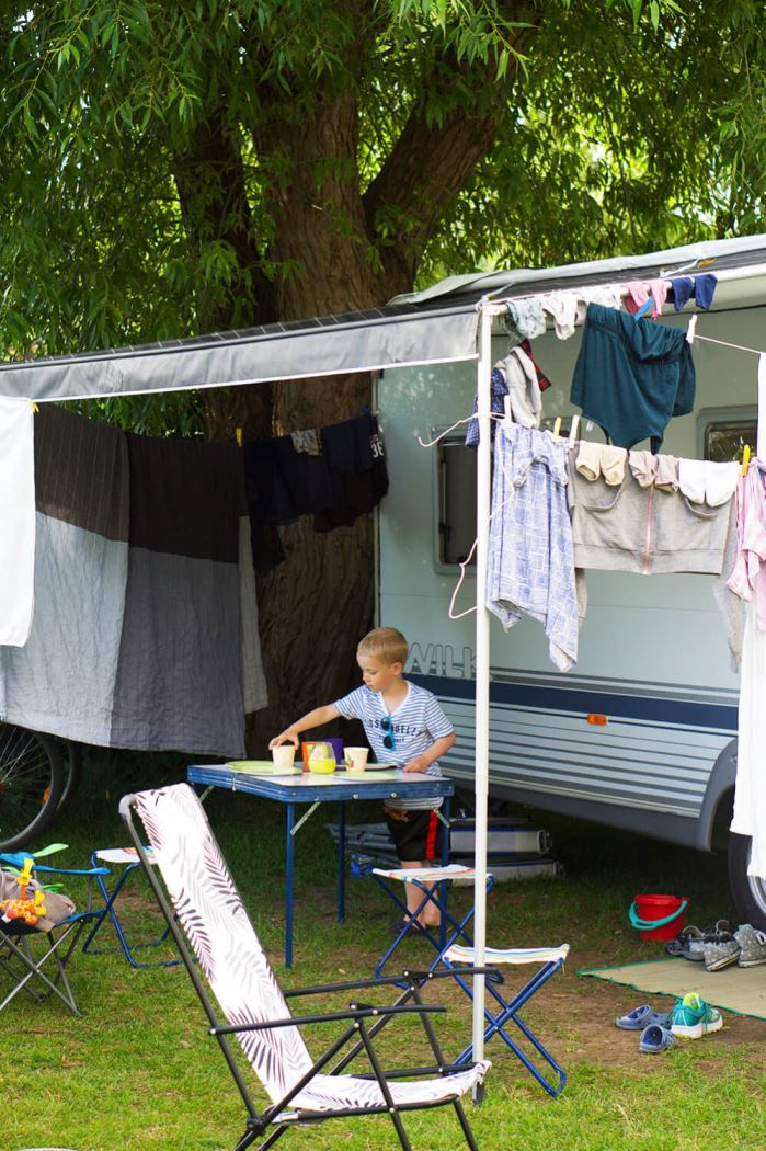 Dukning bord vid husvagn