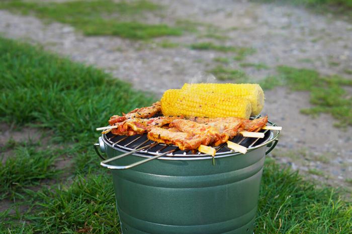 Grillning fläskspett och majskolvar