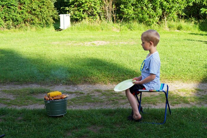 Grillning fläskspett och majskolvar