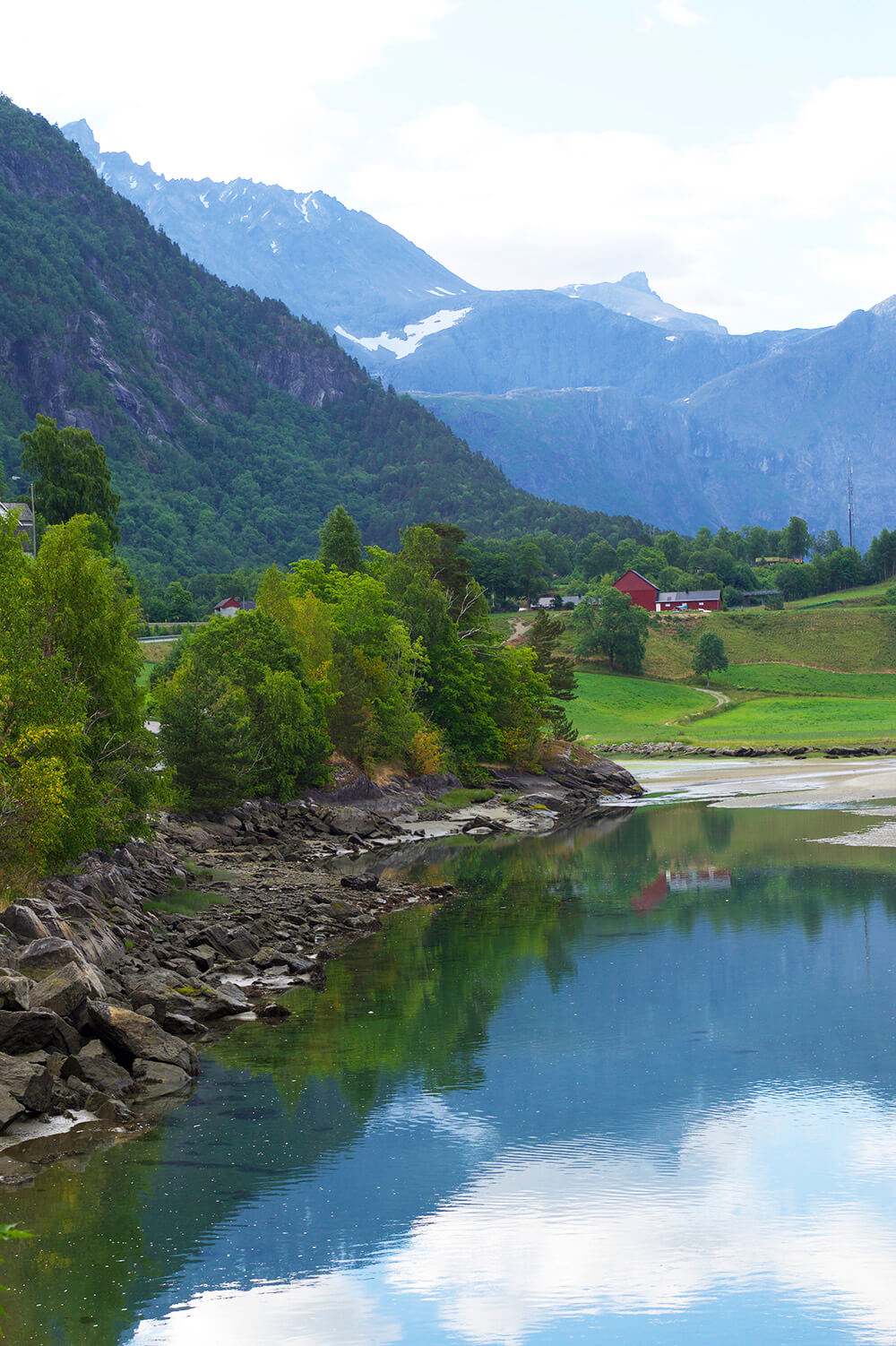 Morgonpromenad i Åndalsnes, Norge