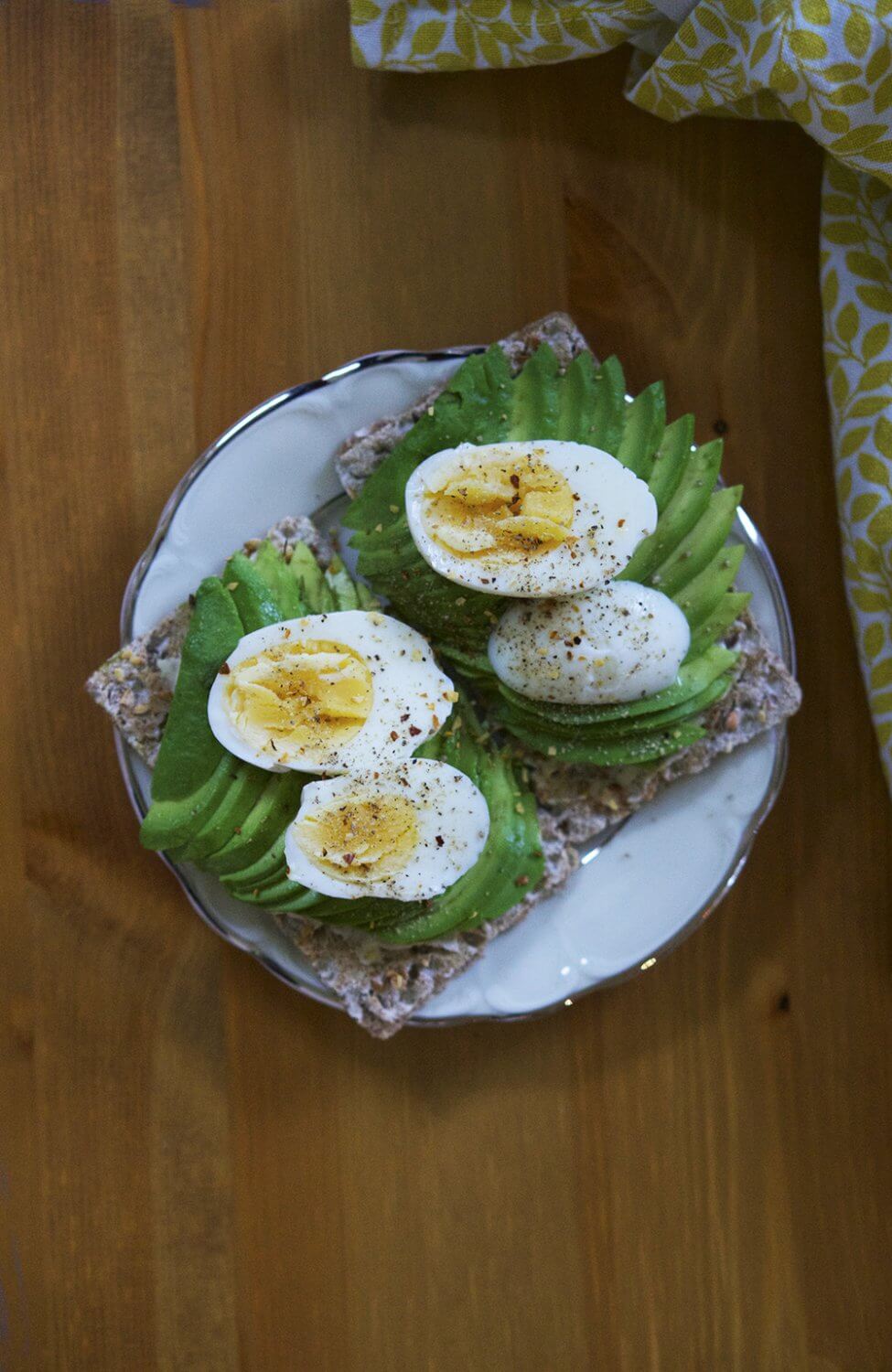 Knäckebröd med avokado och ägg