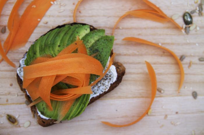 avokadosmörgås med morot