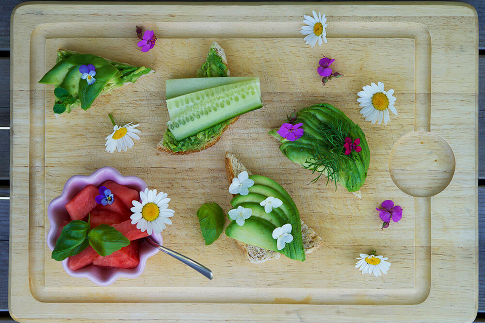 somriga och goda avokadotoasts