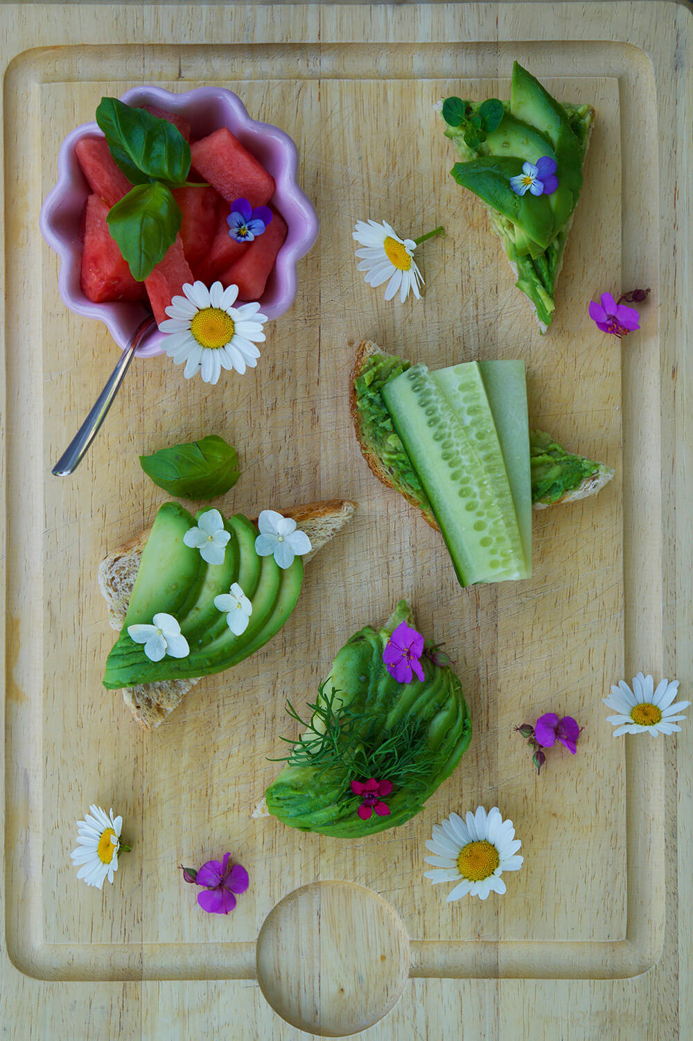 somriga och goda avokadotoasts