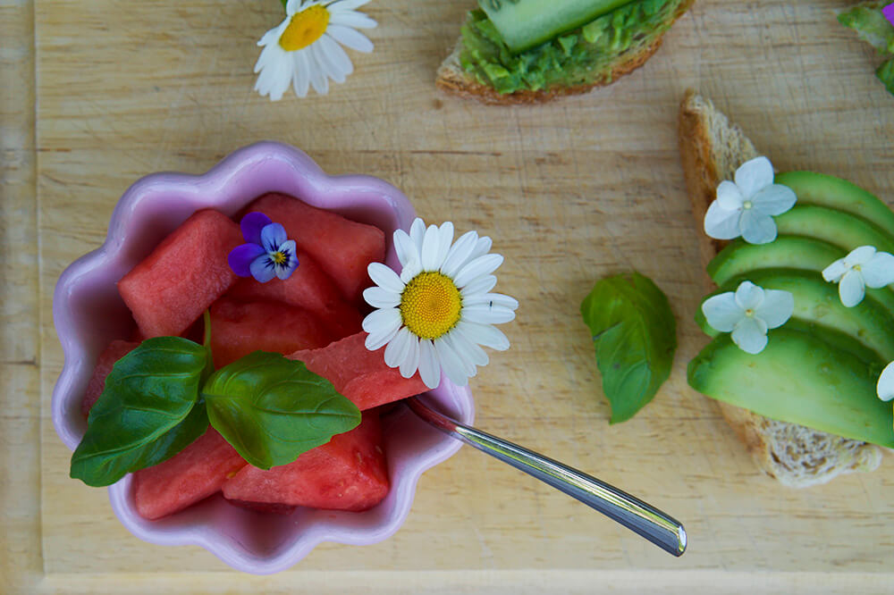 somriga och goda avokadotoasts