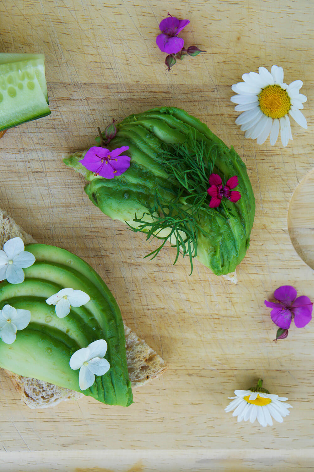 somriga och goda avokadotoasts