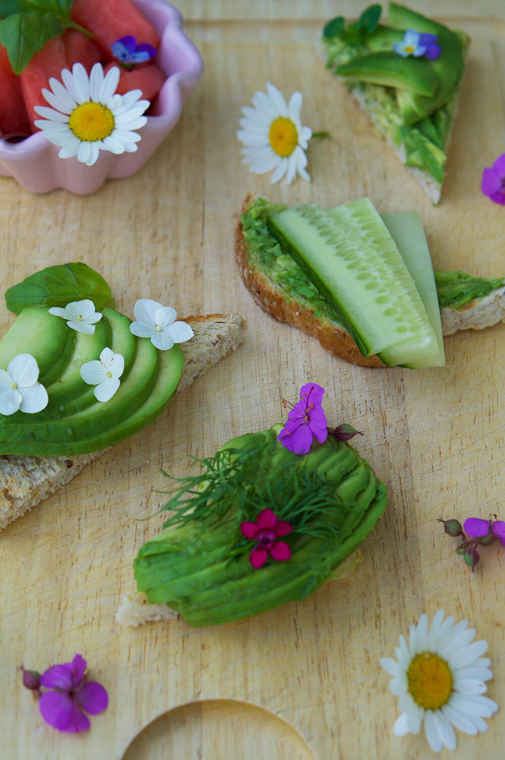 somriga och goda avokadotoasts