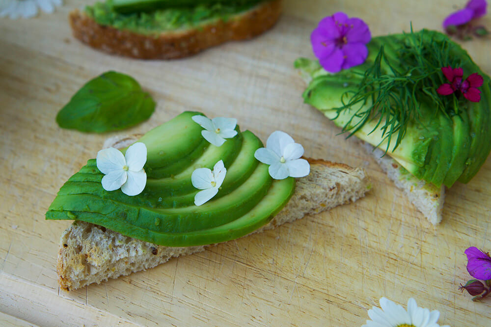 somriga och goda avokadotoasts