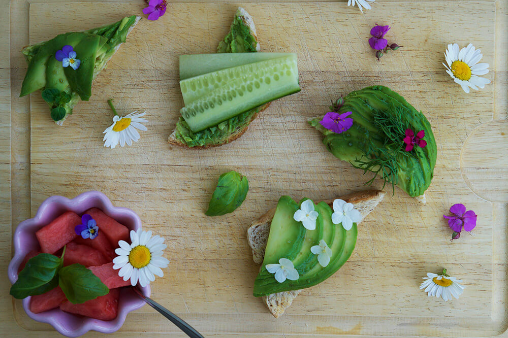 somriga och goda avokadotoasts
