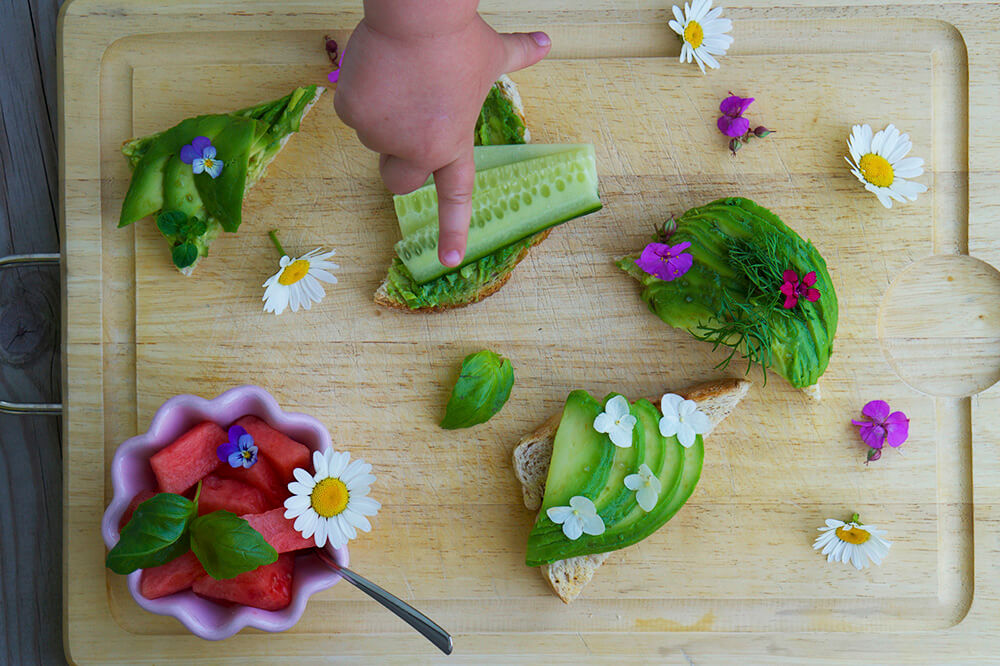 somriga och goda avokadotoasts