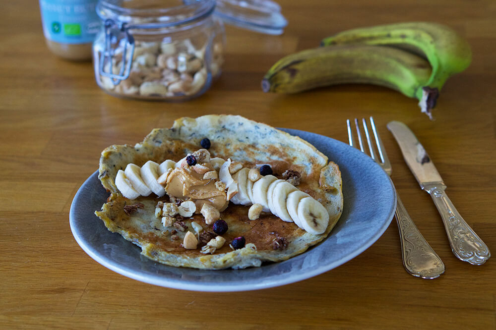 Bananpannkaka med banan och jordnötter