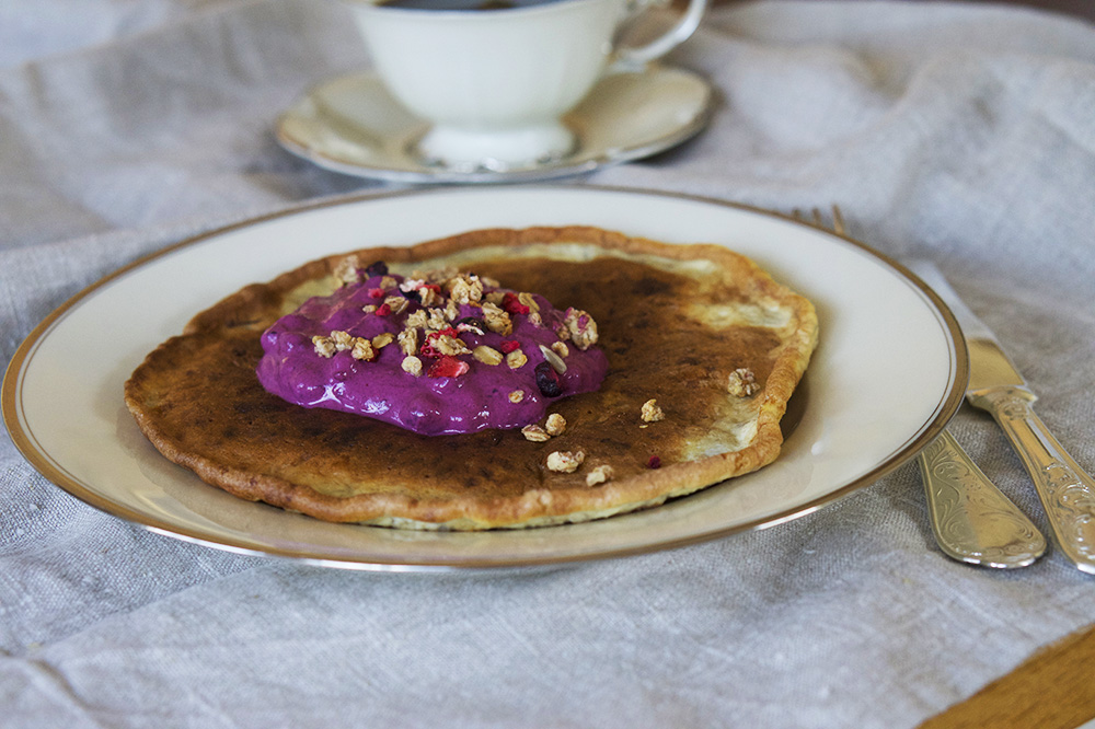 bananpannkaka med blåbärskvarg