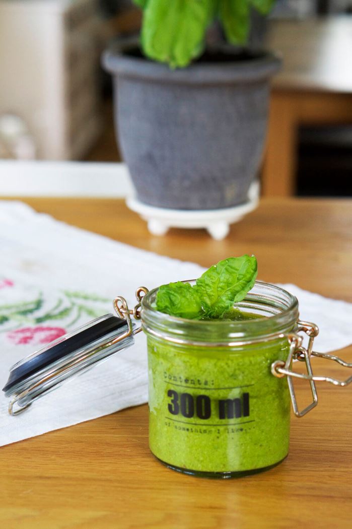 basilikapesto gjord på egen basilika