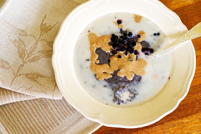 Blåbärsgröt med jordnötssmörsås