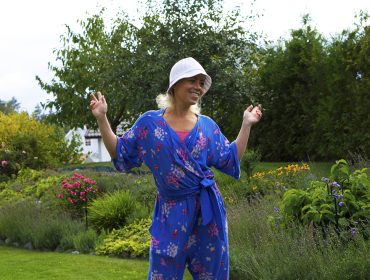 blommig-byxdress-indiska-i-tradgarden-2-1