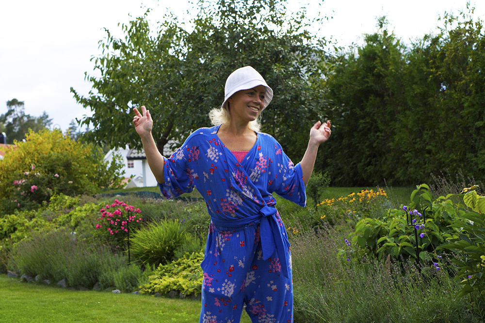 Blommig byxdress