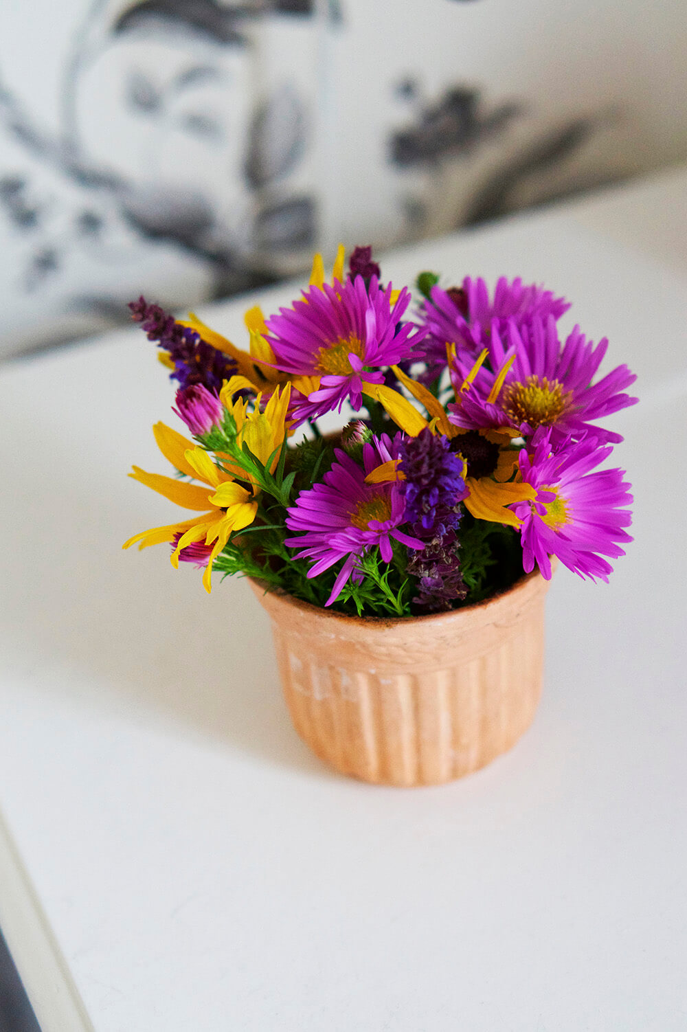 Blommor på nattduksbordet