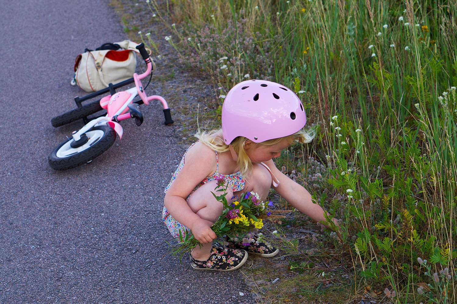 Blomplockarpromenad med barn