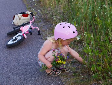 blomplockarpromenad-med-barn-1