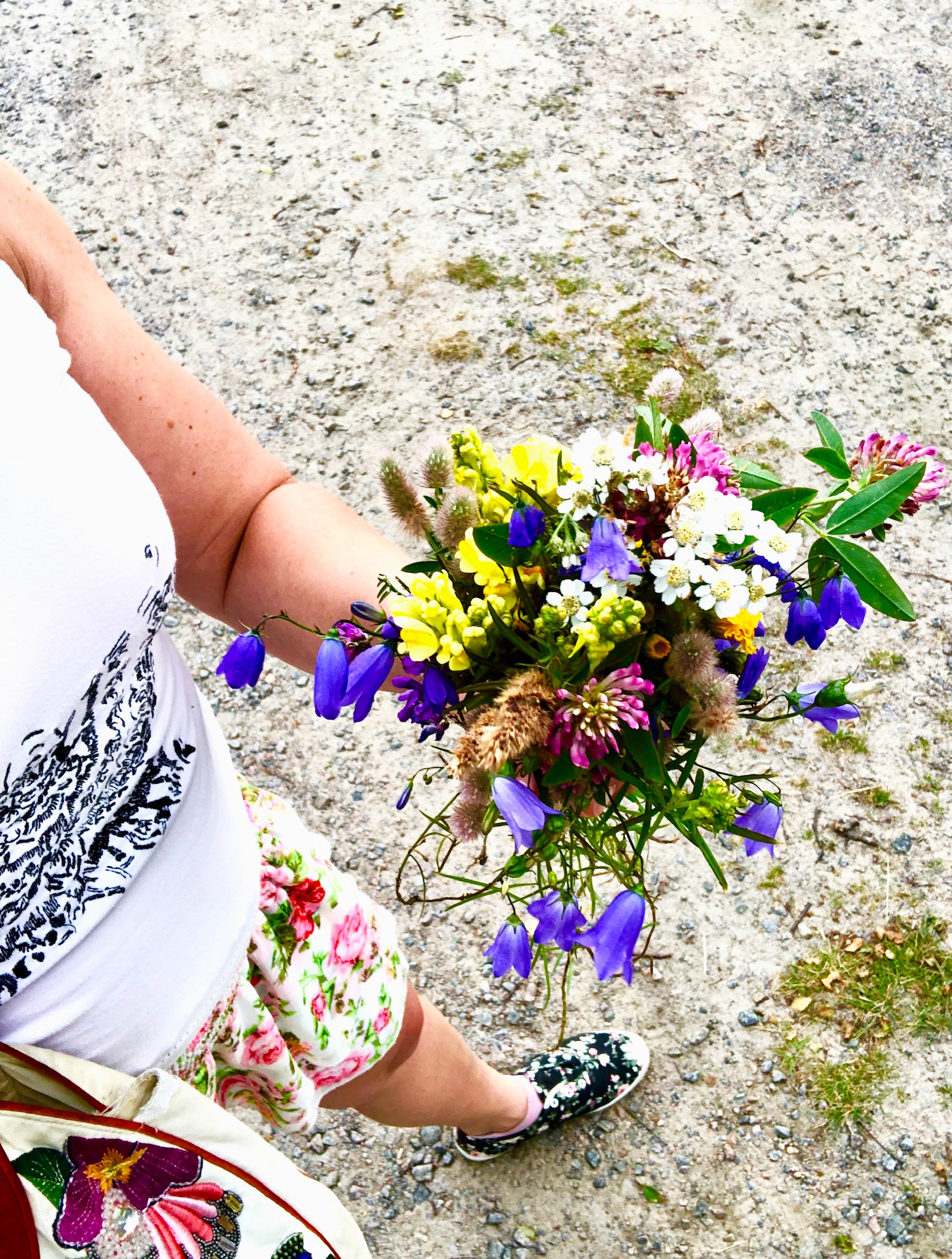 Blomplockarpromenad med barn