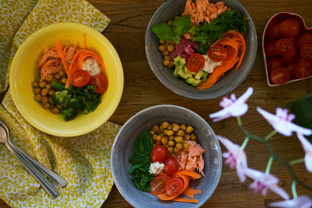 Buddha Bowl med lax, kikärtor och grönsaker