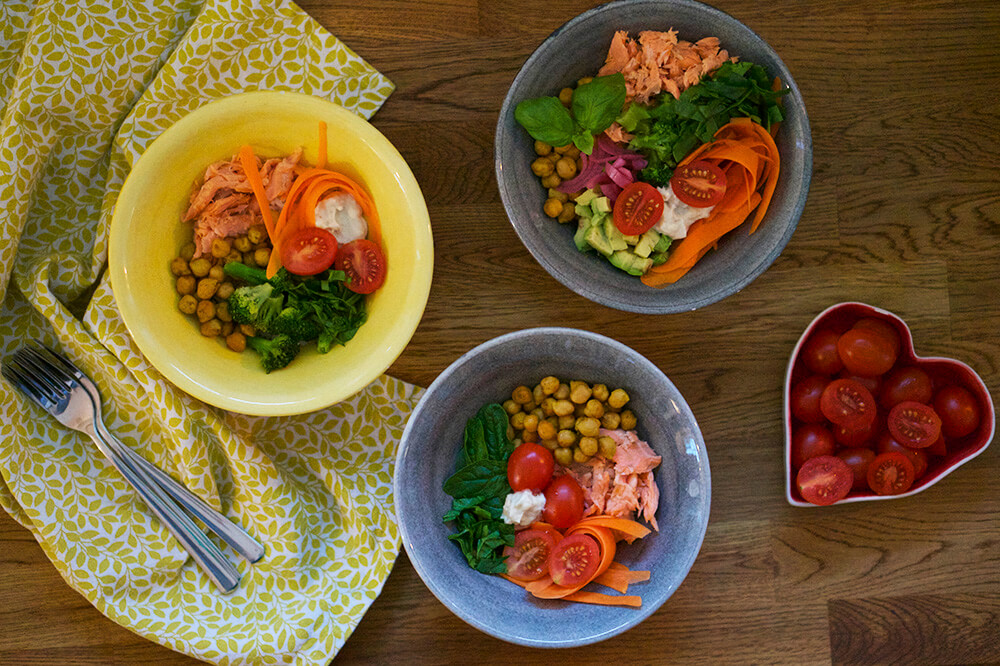 Buddha Bowl med lax, kikärtor och grönsaker