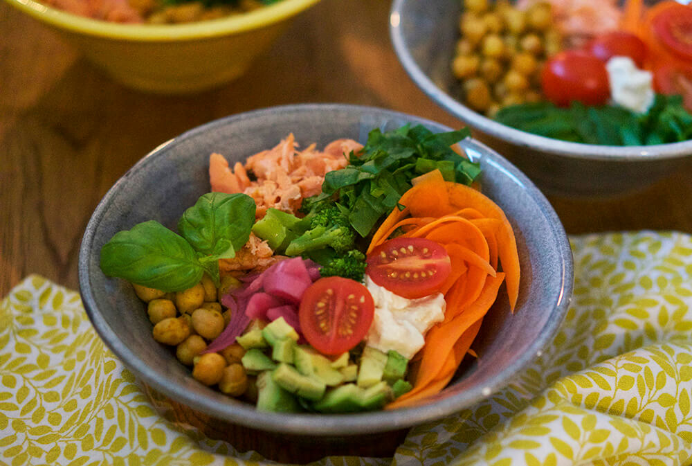 Buddha Bowl med lax, kikärtor och grönsaker