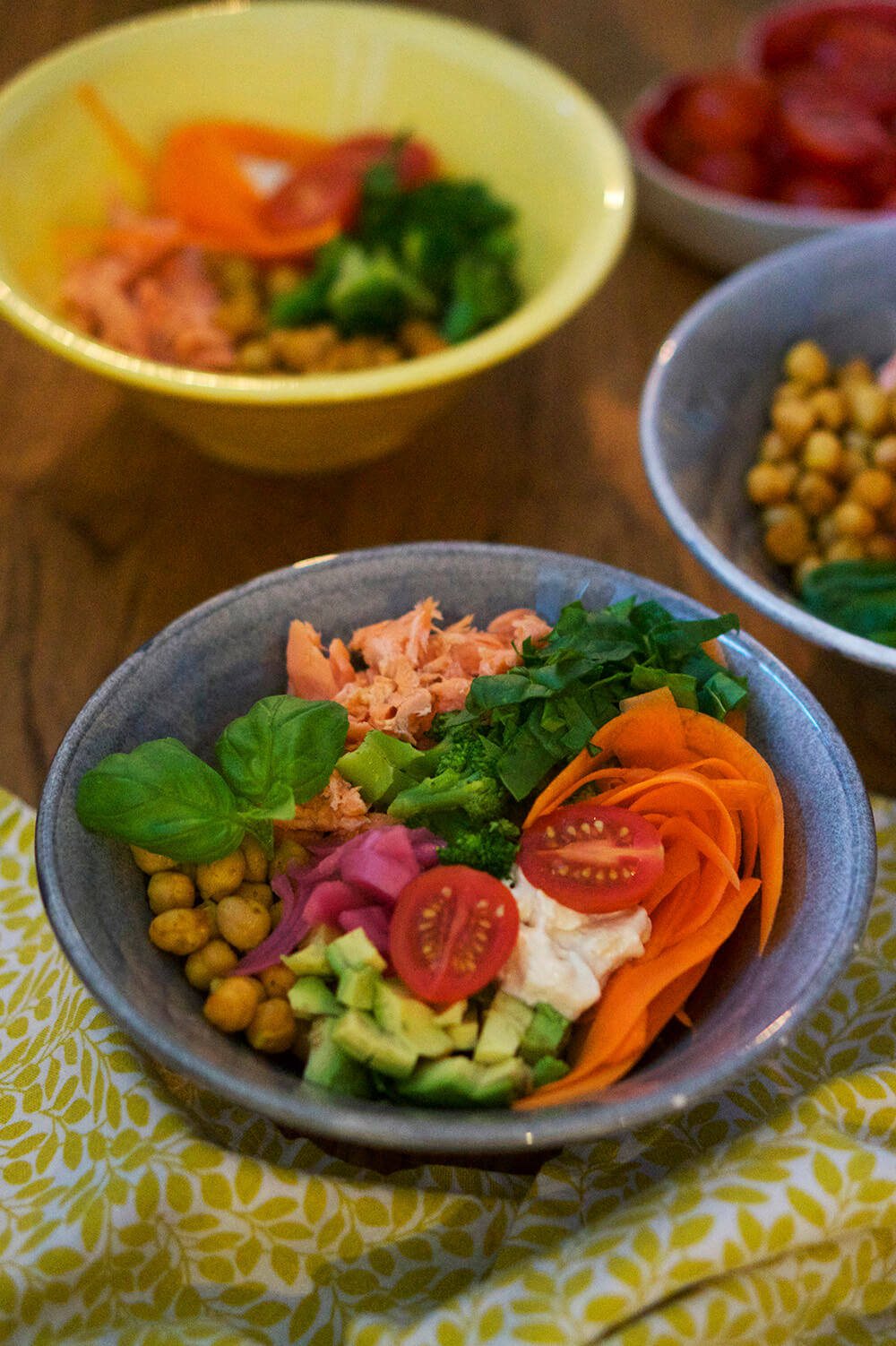 Buddha Bowl med lax, kikärtor och grönsaker