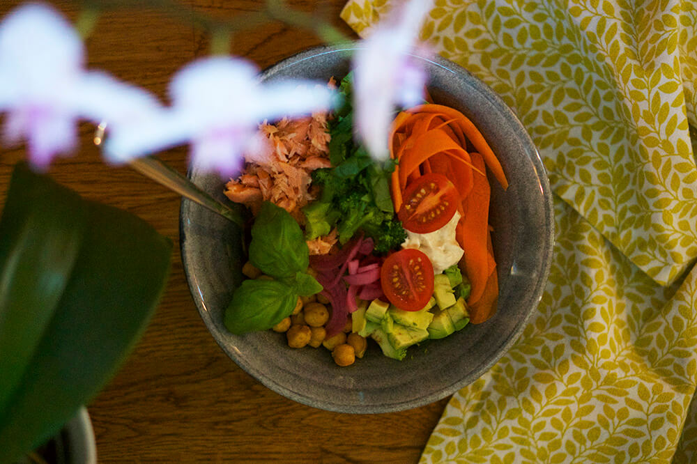 Buddha Bowl med lax, kikärtor och grönsaker