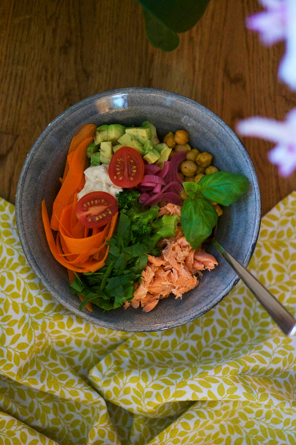 Buddha Bowl med lax, kikärtor och grönsaker