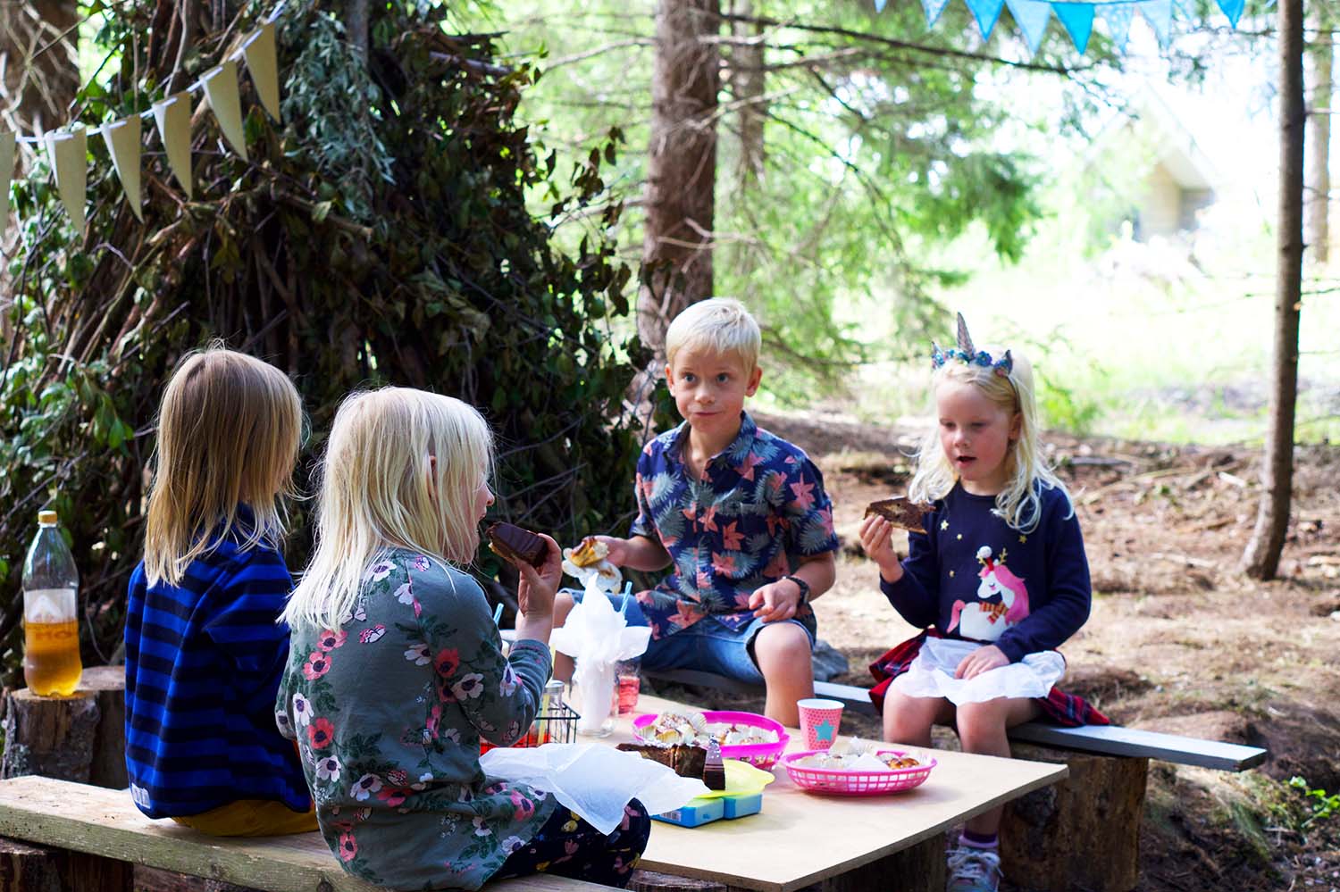 Fika vid koja i skogen