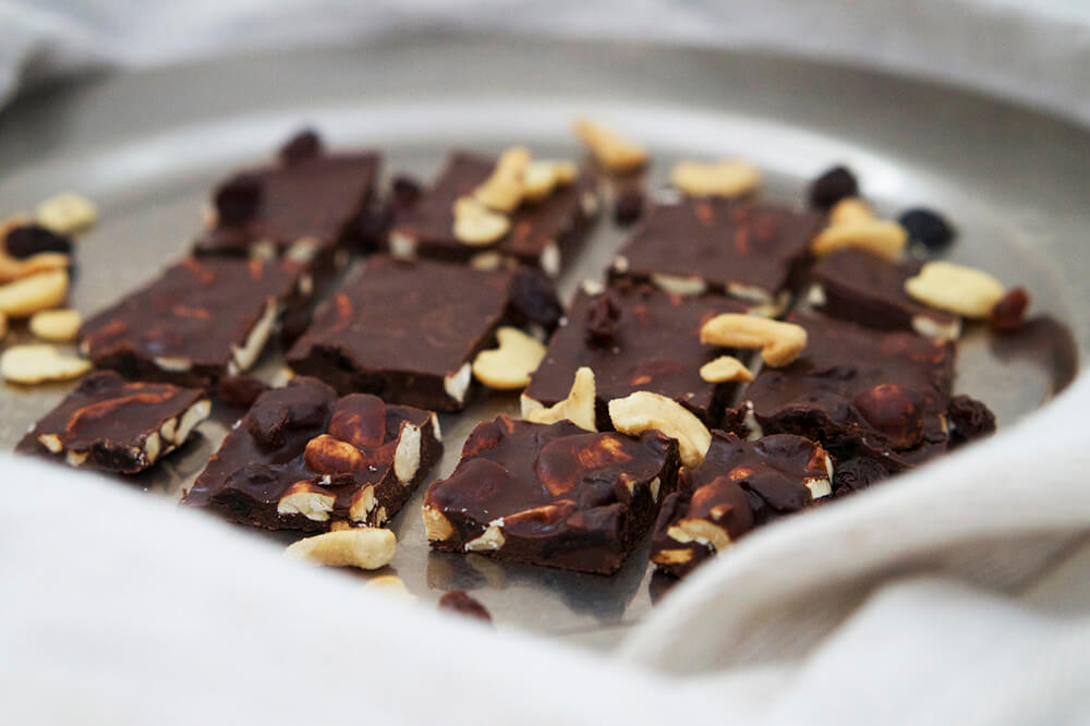 Nyttigt chokladbräck med nötter och russin