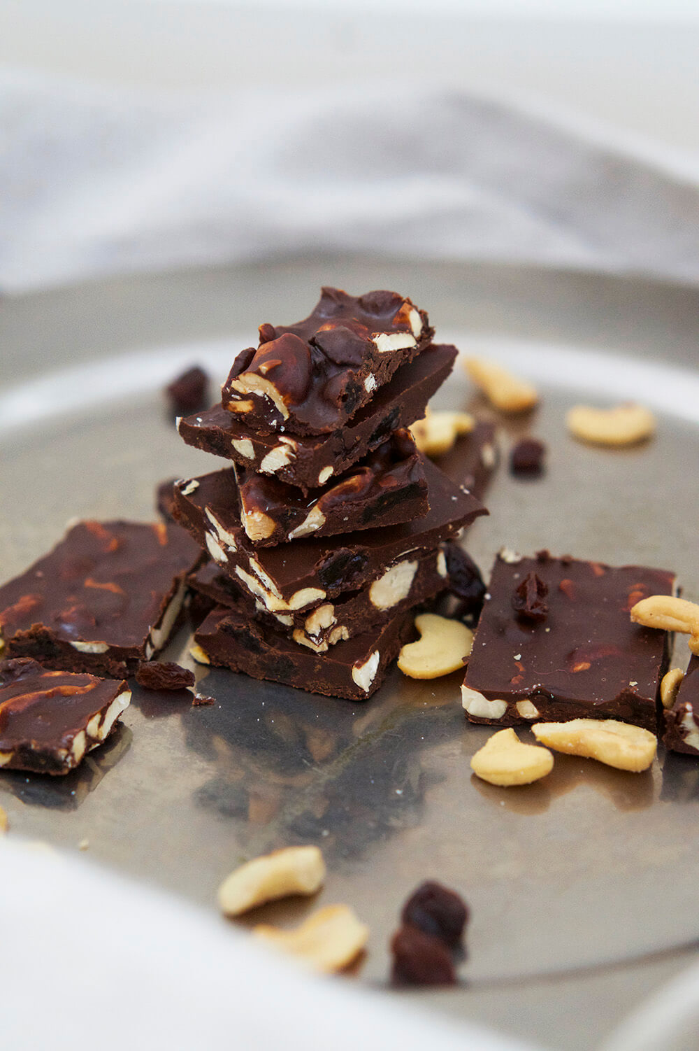 Nyttigt chokladbräck med nötter och russin