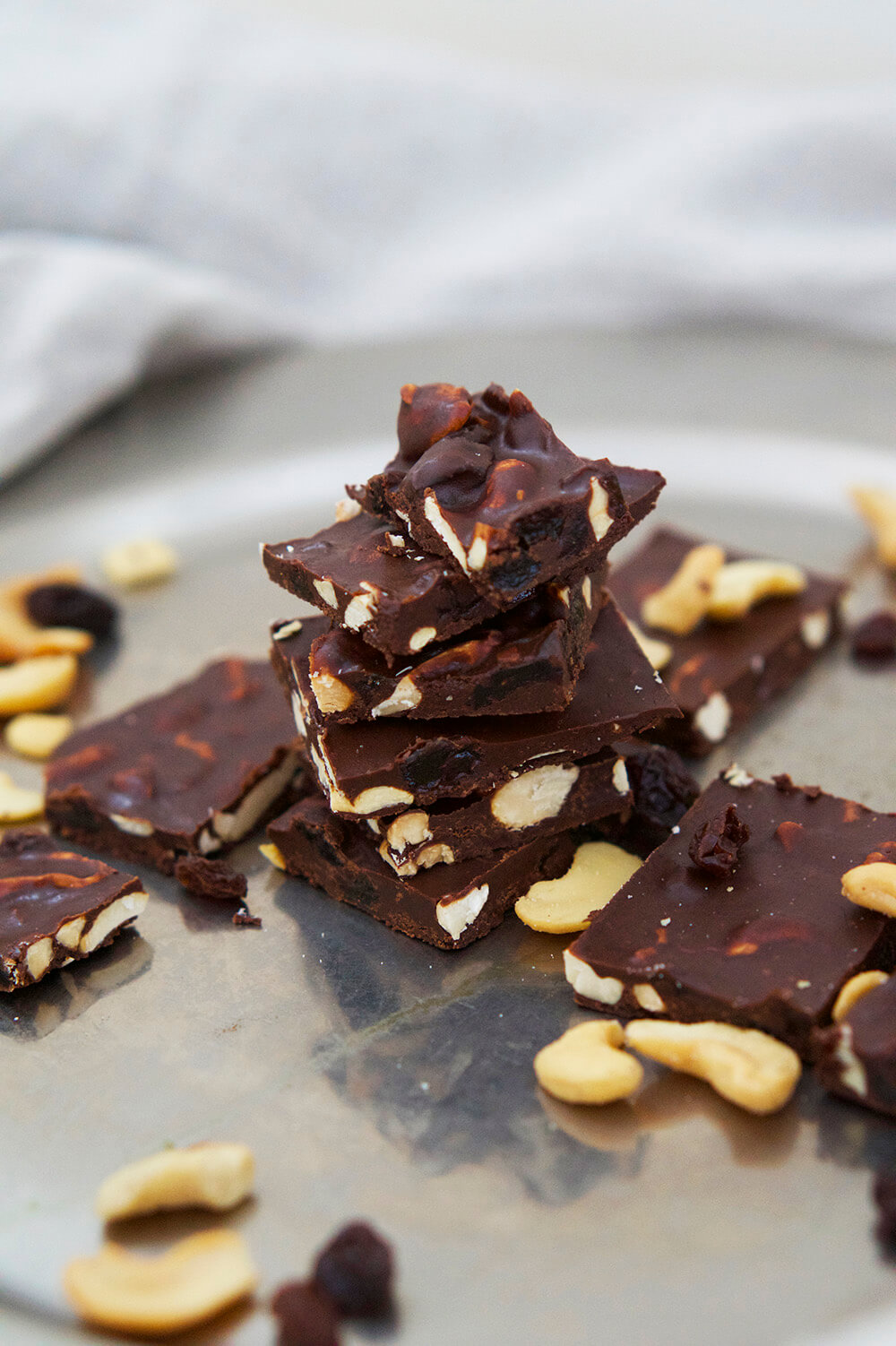 Nyttigt chokladbräck med nötter och russin