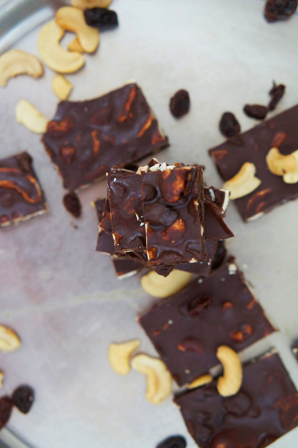 Nyttigt chokladbräck med nötter och russin