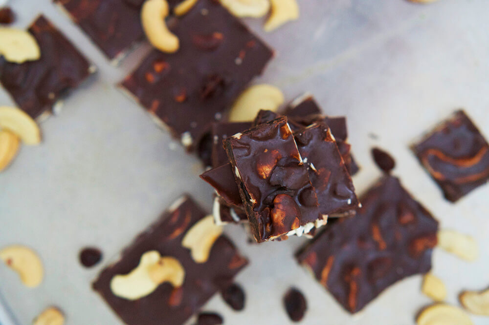 Nyttigt chokladbräck med nötter och russin