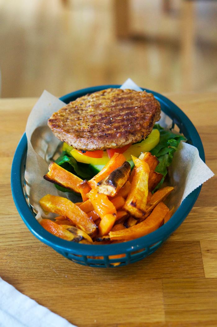 Hamburgare med sötpotatis pommes