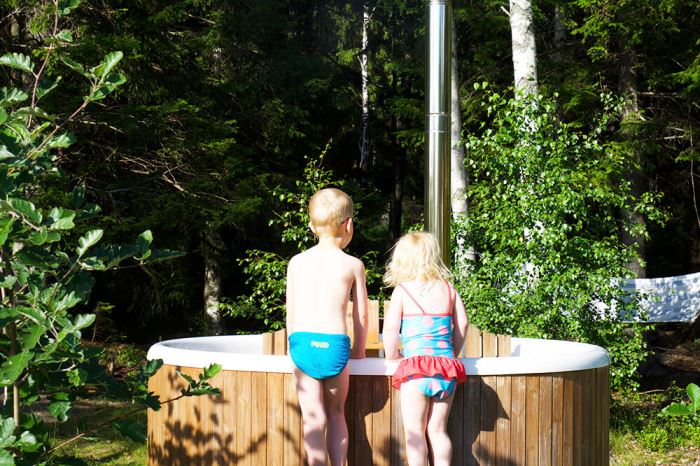 Barnen ska bada i badtunnan