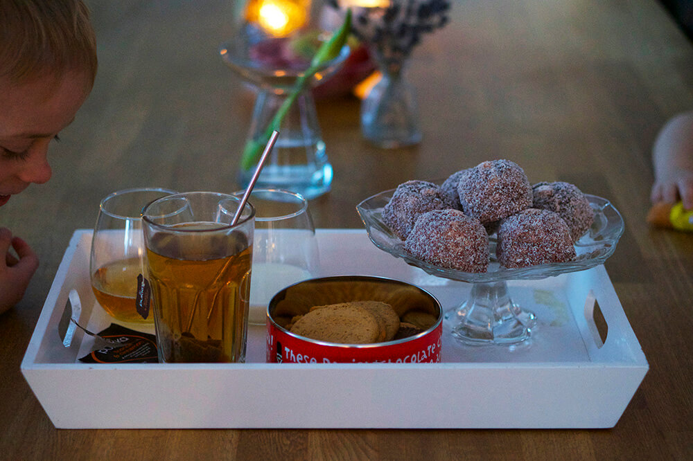 Fika med kokosbollar