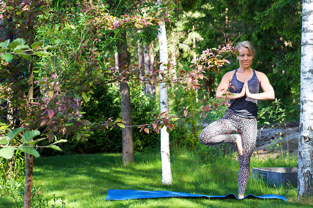 Karin - yoga i trädgården