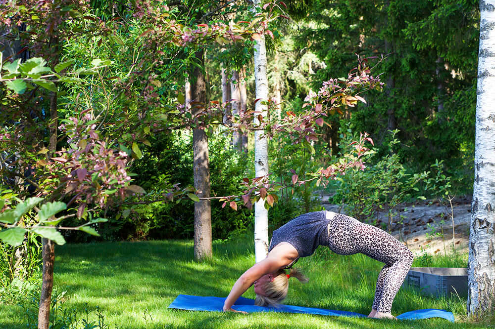 Karin - yoga i trädgården