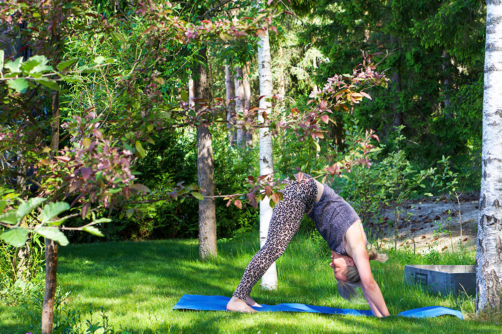 Karin - yoga i trädgården
